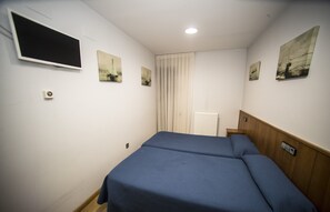 Desk, laptop workspace, blackout drapes, free WiFi - Hostal Caballeros (Soria)
