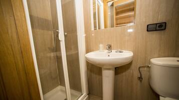 Tweepersoonskamer | Badkamer met wastafel