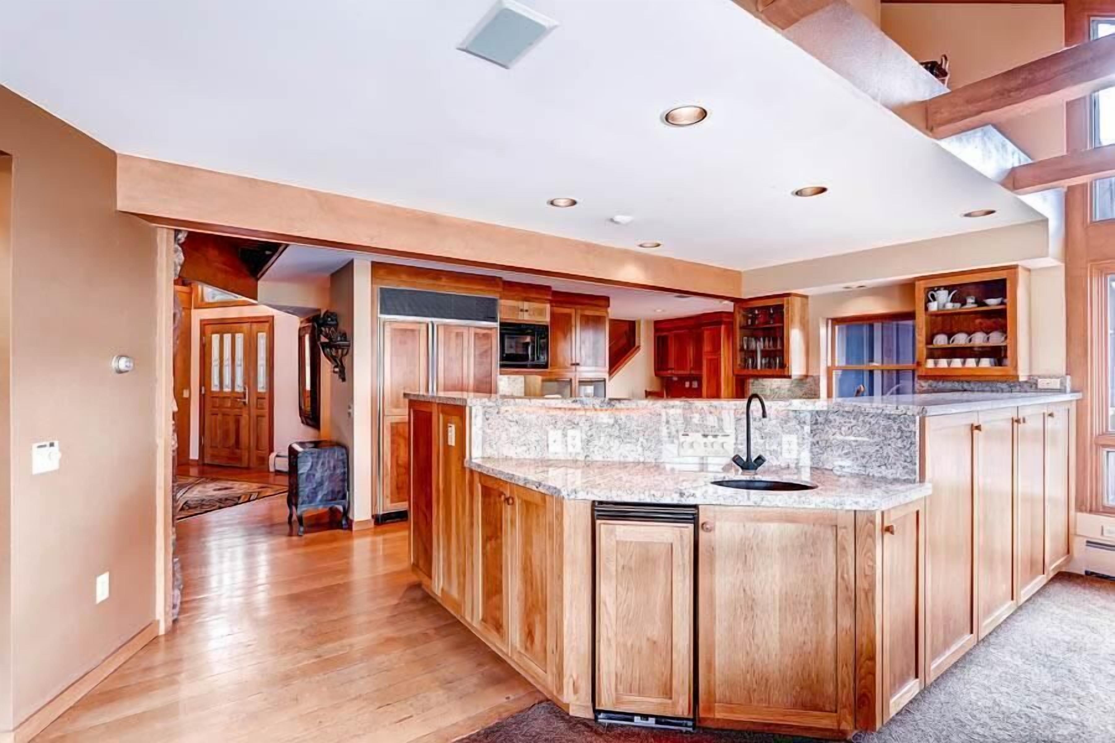 Refrigerador, microondas, placa de cocina, lavavajillas