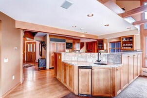 Refrigerador, microondas, placa de cocina, lavavajillas