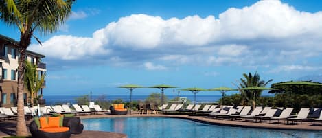 Una piscina al aire libre, cabañas de piscina gratuitas, sombrillas
