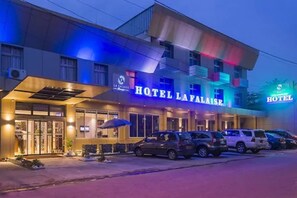 Front of property – evening/night - Hôtel La Falaise Bonanjo (Douala)