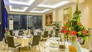 Un espace repas avec des tables rondes, des chaises et une variété d’articles de décoration de table.