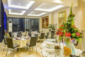 供應午餐及晚餐；本地菜