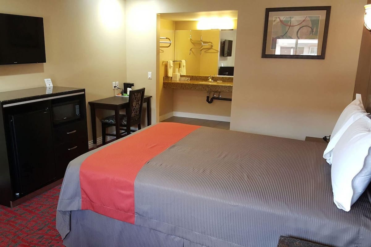 Egyptian cotton sheets, premium bedding, down comforters