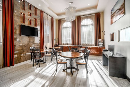 Lobby. Travelodge Inn & Suites by Wyndham Bell Los Angeles Area