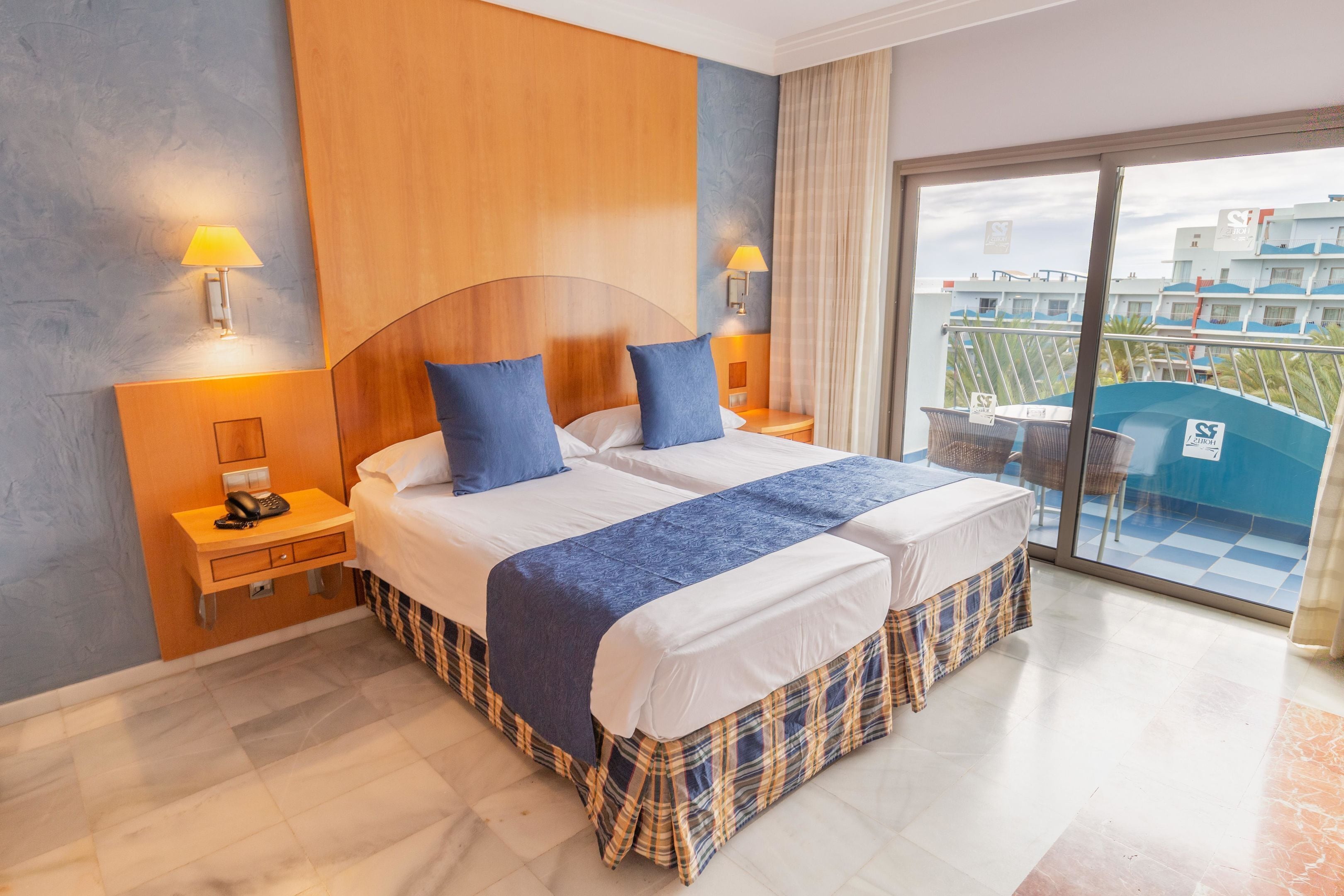 基础双人房 | 办公桌、遮光窗帘、熨斗/熨板、免费婴儿床