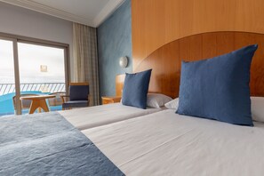 Bàn, màn/rèm cản sáng, bàn ủi/dụng cụ ủi quần áo 