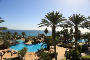 Outdoor pool, pool umbrellas, pool loungers - R2 Pájara Beach Hotel & Spa - All Inclusive (Pajara)