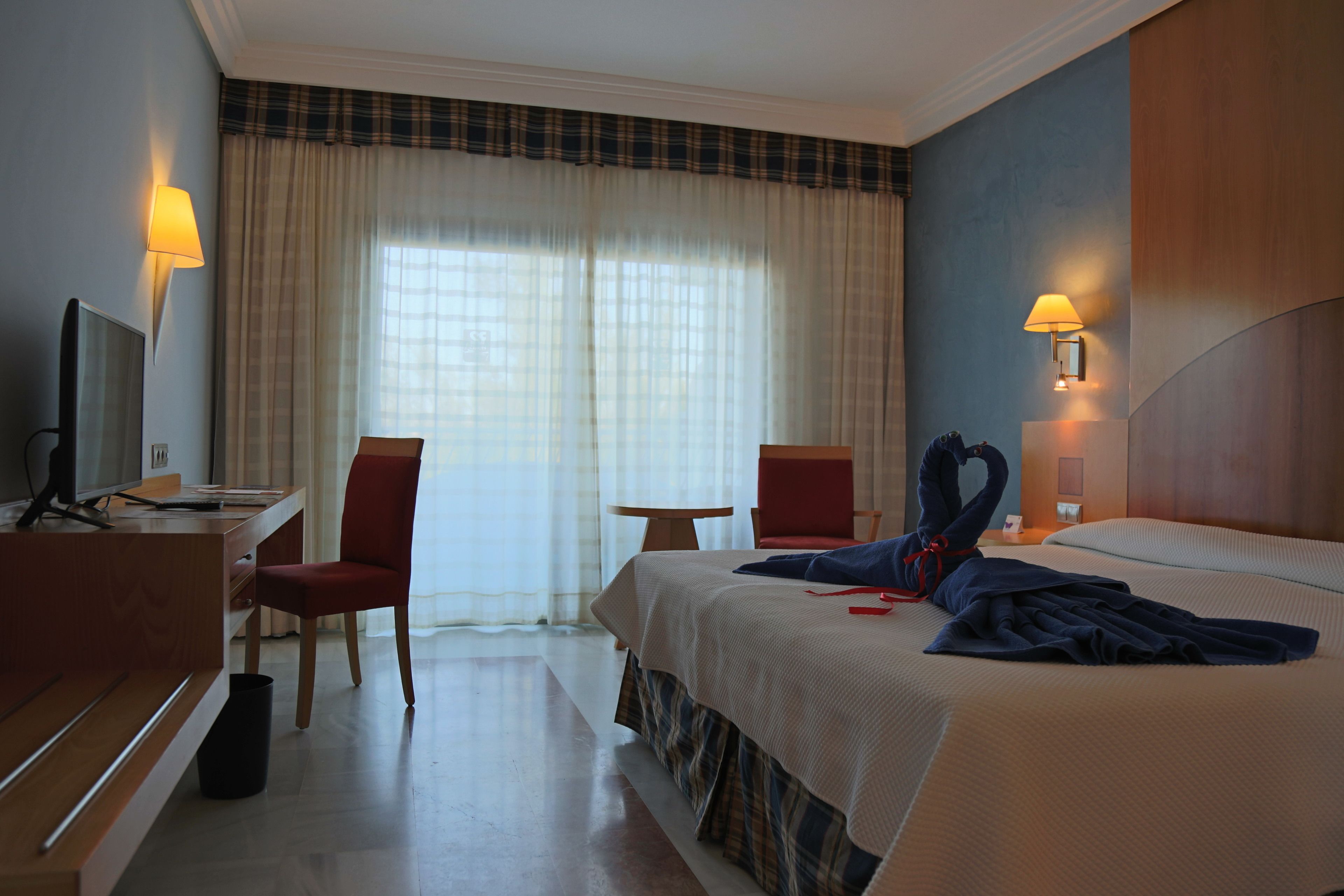 办公桌、遮光窗帘、熨斗/熨板、免费婴儿床