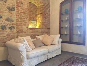 Lobby sitting area - A Spasso nel Tempo (San Gimignano)