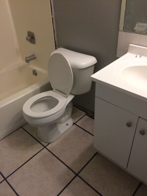 Deluxe Double | Bathroom | Combined shower/tub, free toiletries, towels