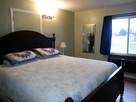 Decoración personalizada, muebles diferentes, escritorio y wifi gratis . Chaffee Lodge