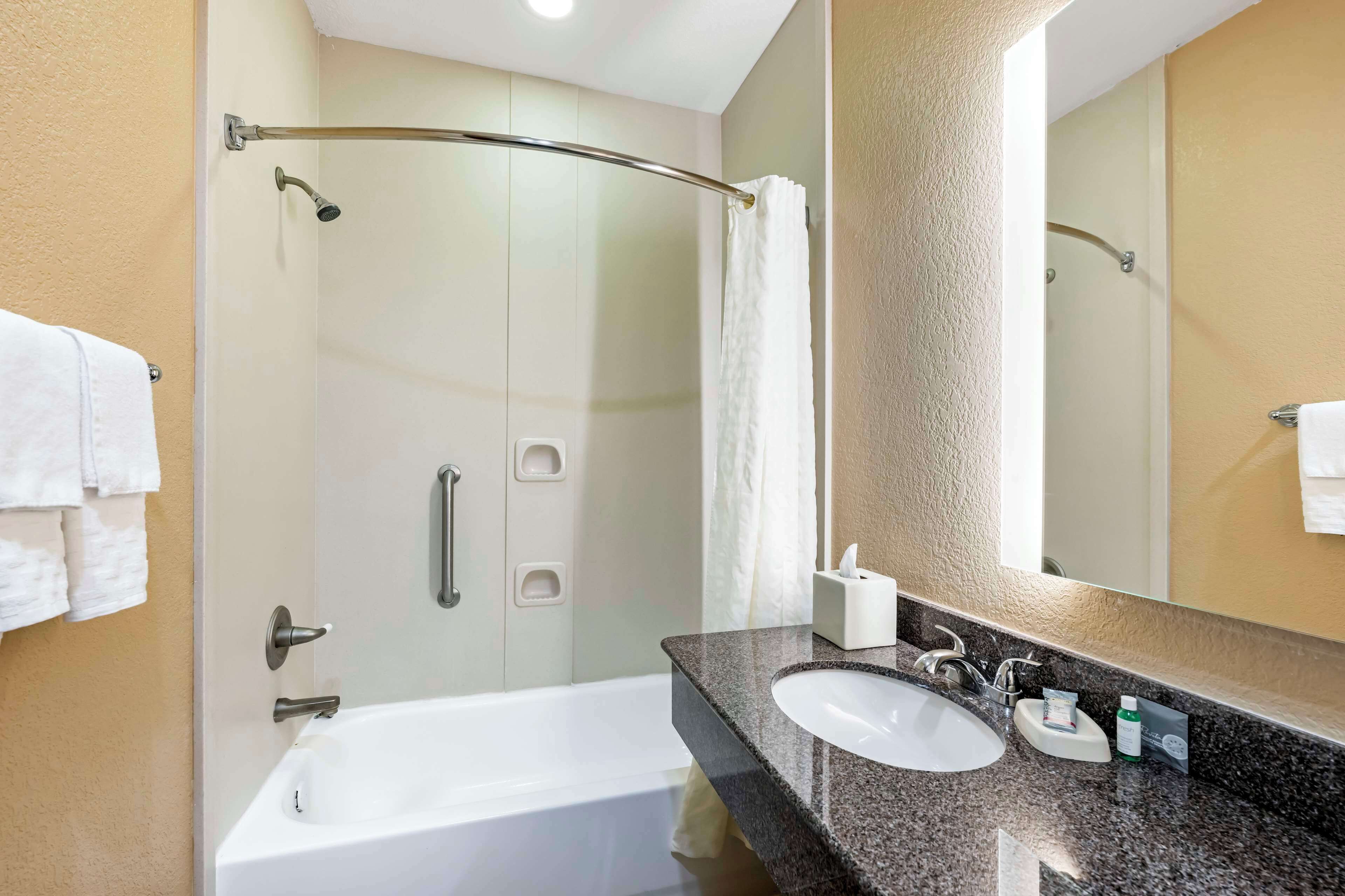 family room, multiple beds, non smoking | bathroom | combined shower/bathtub, free toiletries, hair dryer, towels