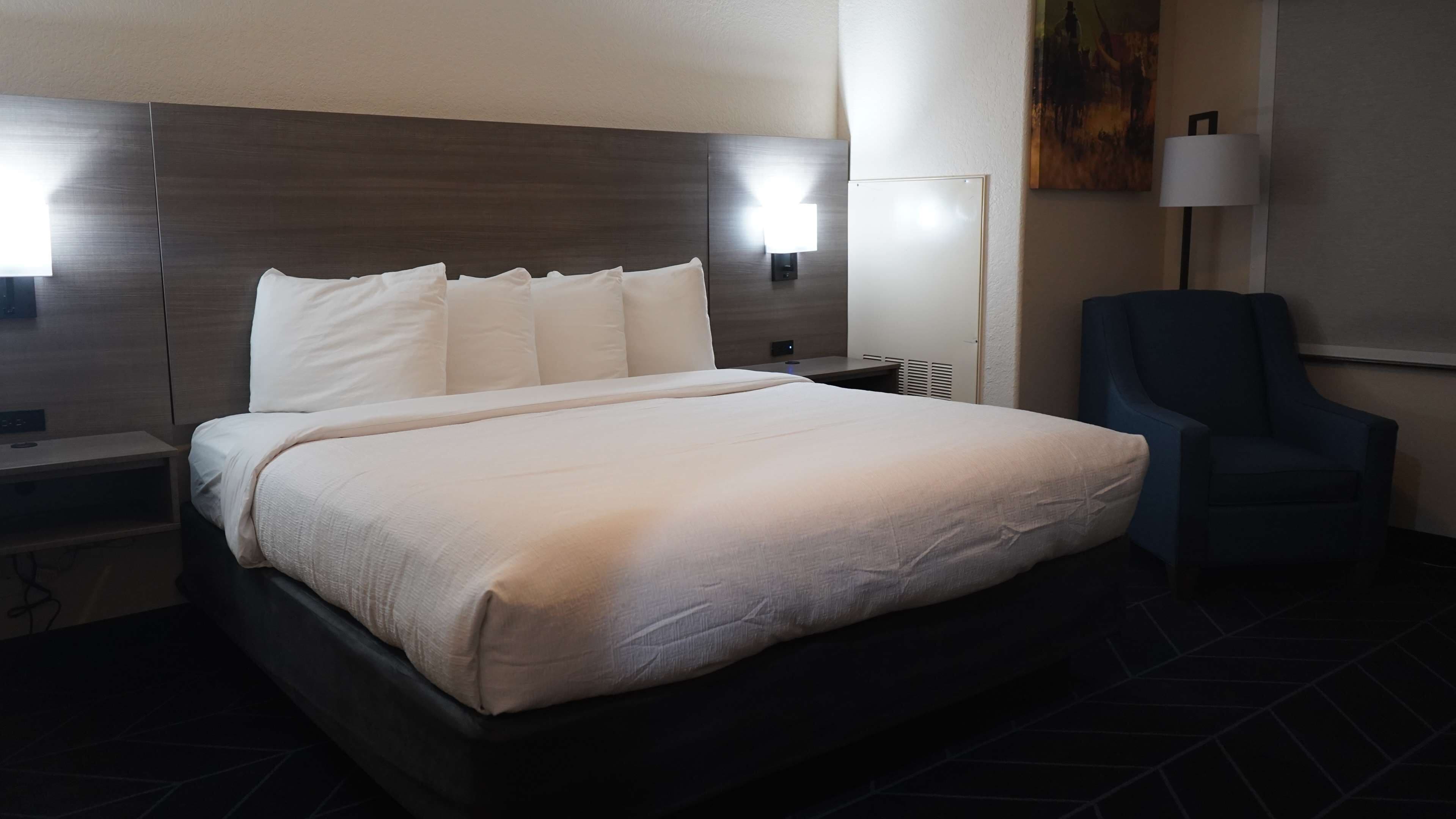 standard room, 1 king bed, non smoking | in-room safe, desk, laptop workspace, iron/ironing board