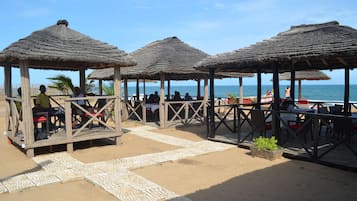 Serveert ontbijt, lunch, diner, lokale gerechten, strandzicht