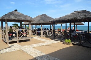 Se sirven desayunos y almuerzos; cocina local; con vista a la playa