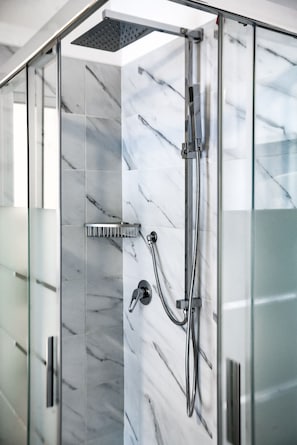 Chambre Double Standard, salle de bains attenante, vue jardin | Salle de bain | Chaussons