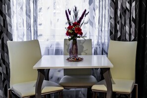 Studio, salle de bains attenante, vue jardin | Coffres-forts dans les chambres