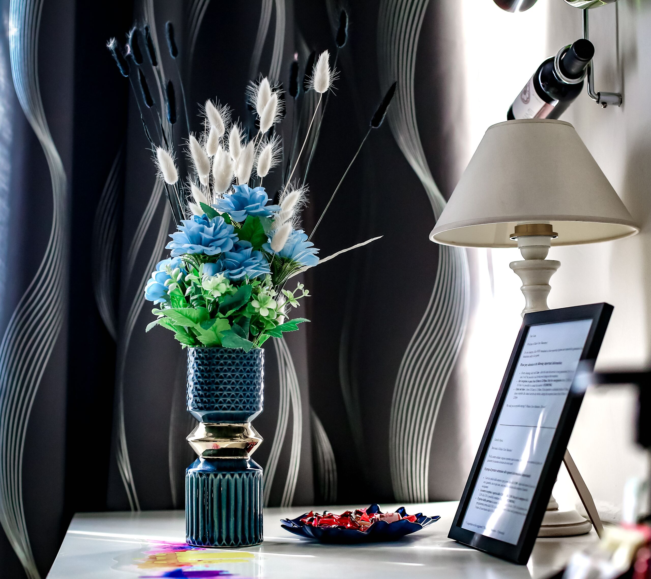 Caja de seguridad en la habitación y espacio para trabajar con laptop 