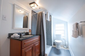 Deluxe Double Room, 1 Bedroom, Private Bathroom | Bathroom | Shower, free toiletries, towels