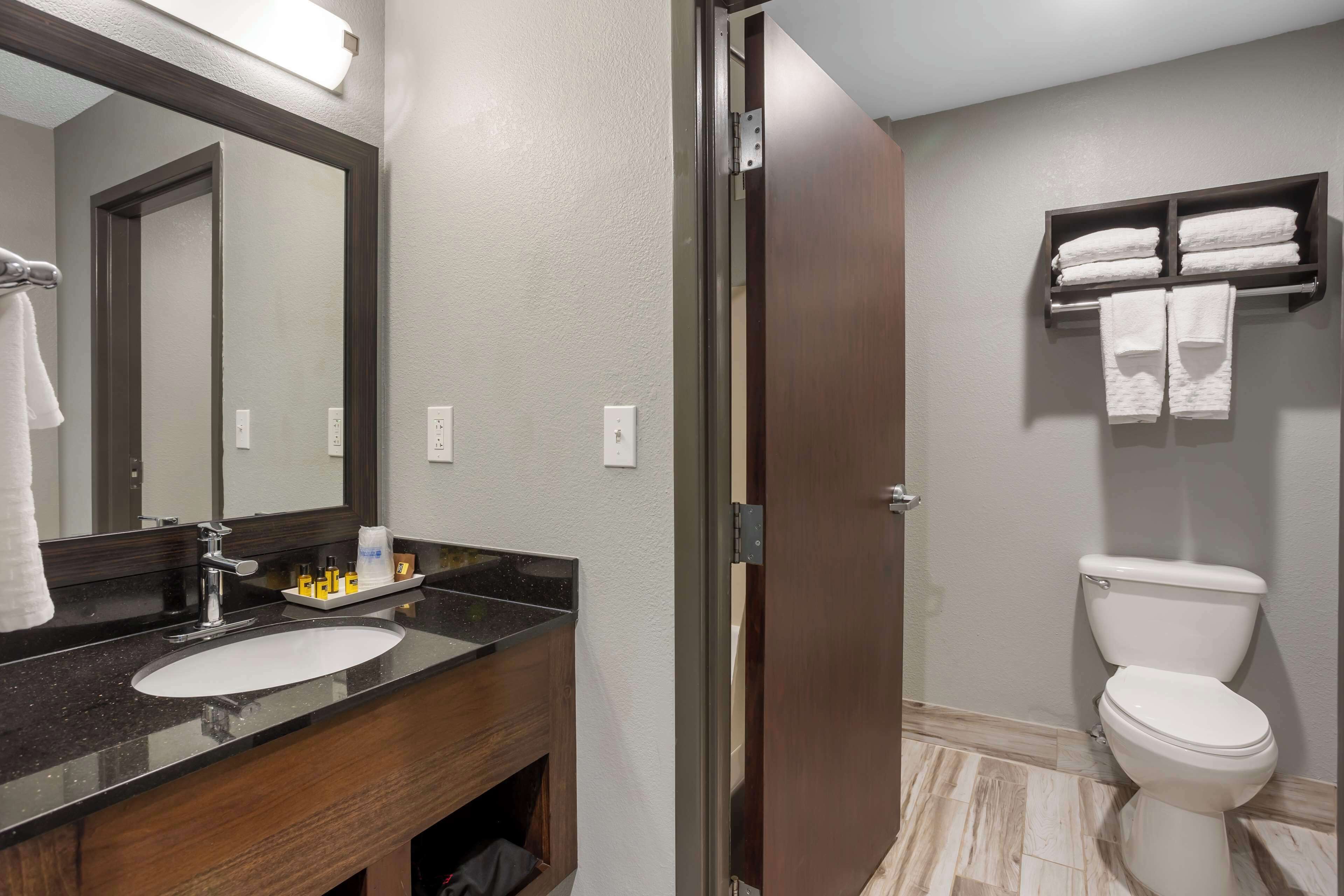 Kombinert dusj/badekar, toalettartikler (inkludert) og hårføner