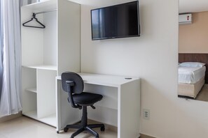 Frigobar, escrivaninha, cortinas blackout, ferros/tábuas de passar roupa
