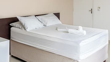 Quarto Cama Casal | Frigobar, escrivaninha, cortinas blackout, ferros/tábuas de passar roupa