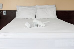 Quarto Cama Casal | Frigobar, escrivaninha, cortinas blackout, ferros/tábuas de passar roupa