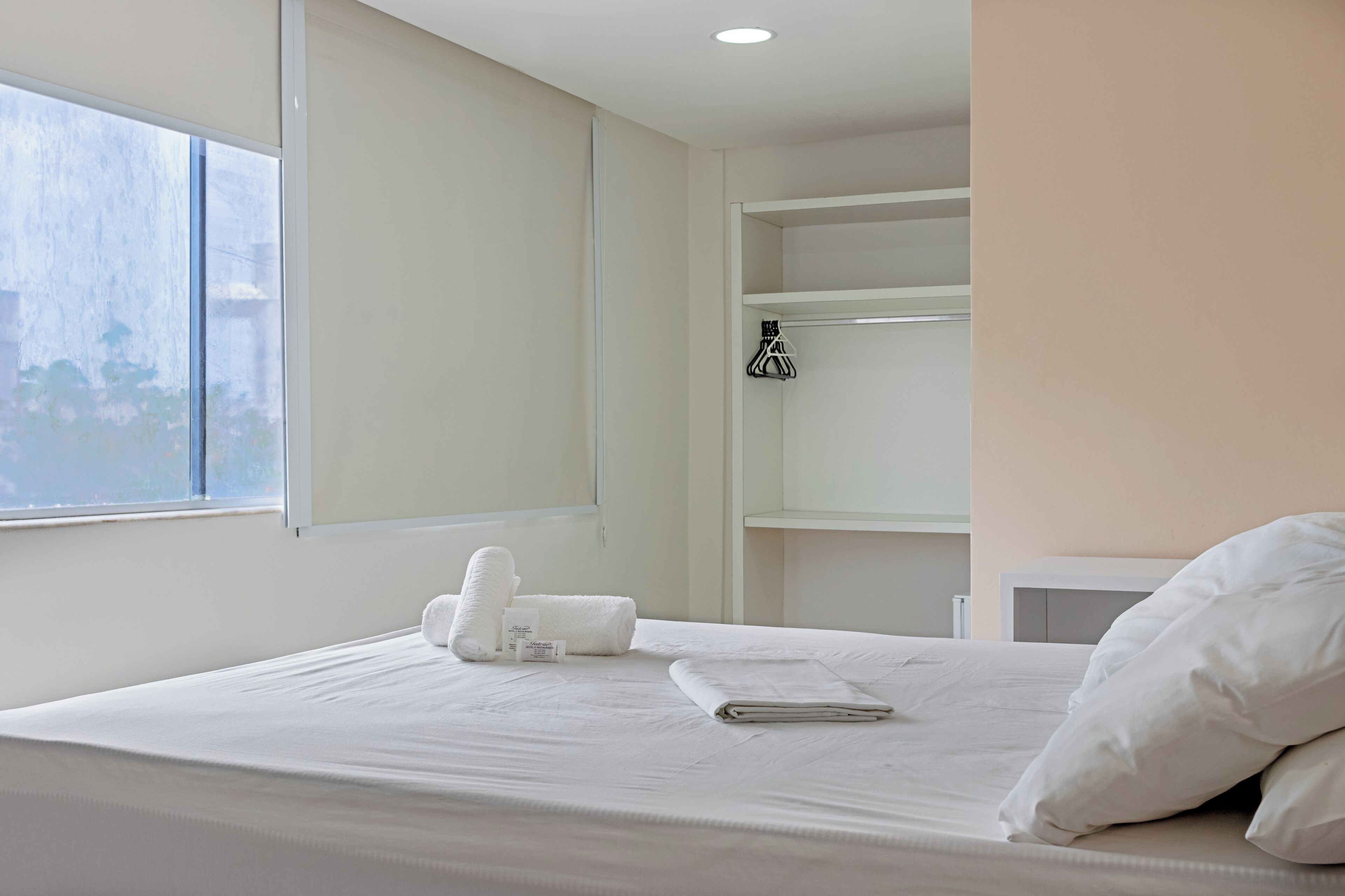 Quarto Cama Casal | ミニバー、デスク、遮光カーテン、アイロン / アイロン台