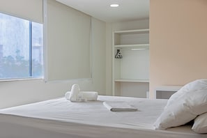 Quarto Cama Casal | Minibar, bureau, rideaux occultants, fer et planche à repasser