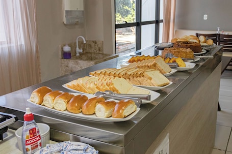 Café da manhã com buffet grÔtis todos os dias