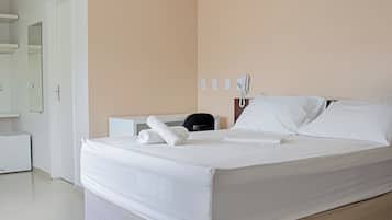 Quarto Cama Casal | Minibar, escritorio, cortinas opacas y tabla de planchar con plancha