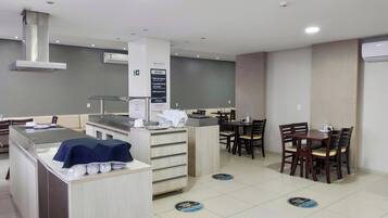 Café da manhã e almoço