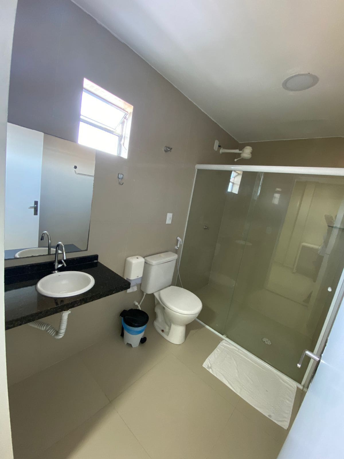 Quarto quádruplo standard | Banheiro | Chuveiro, produtos de toalete grátis, toalhas de banho 