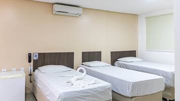 Quarto Cama Solteiro Triplo | Frigobar, escrivaninha, cortinas blackout, ferros/tábuas de passar roupa