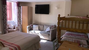 Family Studio Suite | In-room safe, iron/ironing board, free cribs/infant beds, free WiFi