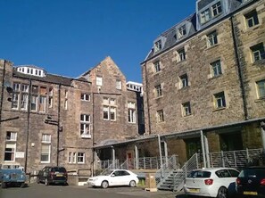 Free self parking - Pillars House (Edinburgh)