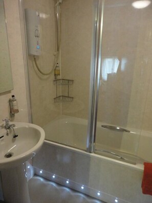 Double Room (With Extra Bed) | Bathroom | Hair dryer, towels, toilet paper - Pillars House (Edinburgh)
