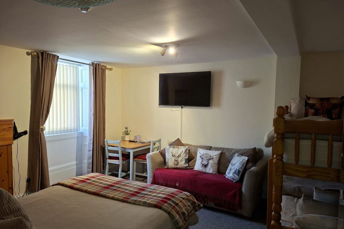Family Studio Suite | In-room safe, iron/ironing board, free cribs/infant beds, free WiFi