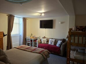 Family Studio Suite | In-room safe, iron/ironing board, free cribs/infant beds, free WiFi - Pillars House (Edinburgh)