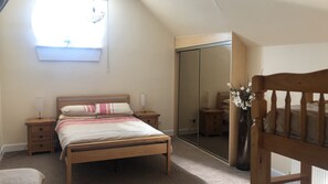 Studio Suite | In-room safe, iron/ironing board, free cots/infant beds, free WiFi - Pillars House (Edinburgh)