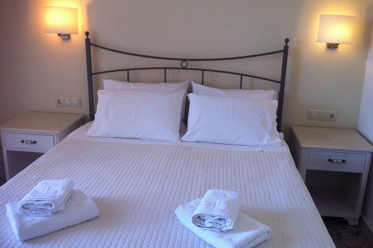 Estudio | Caja de seguridad en la habitación y tabla de planchar con plancha