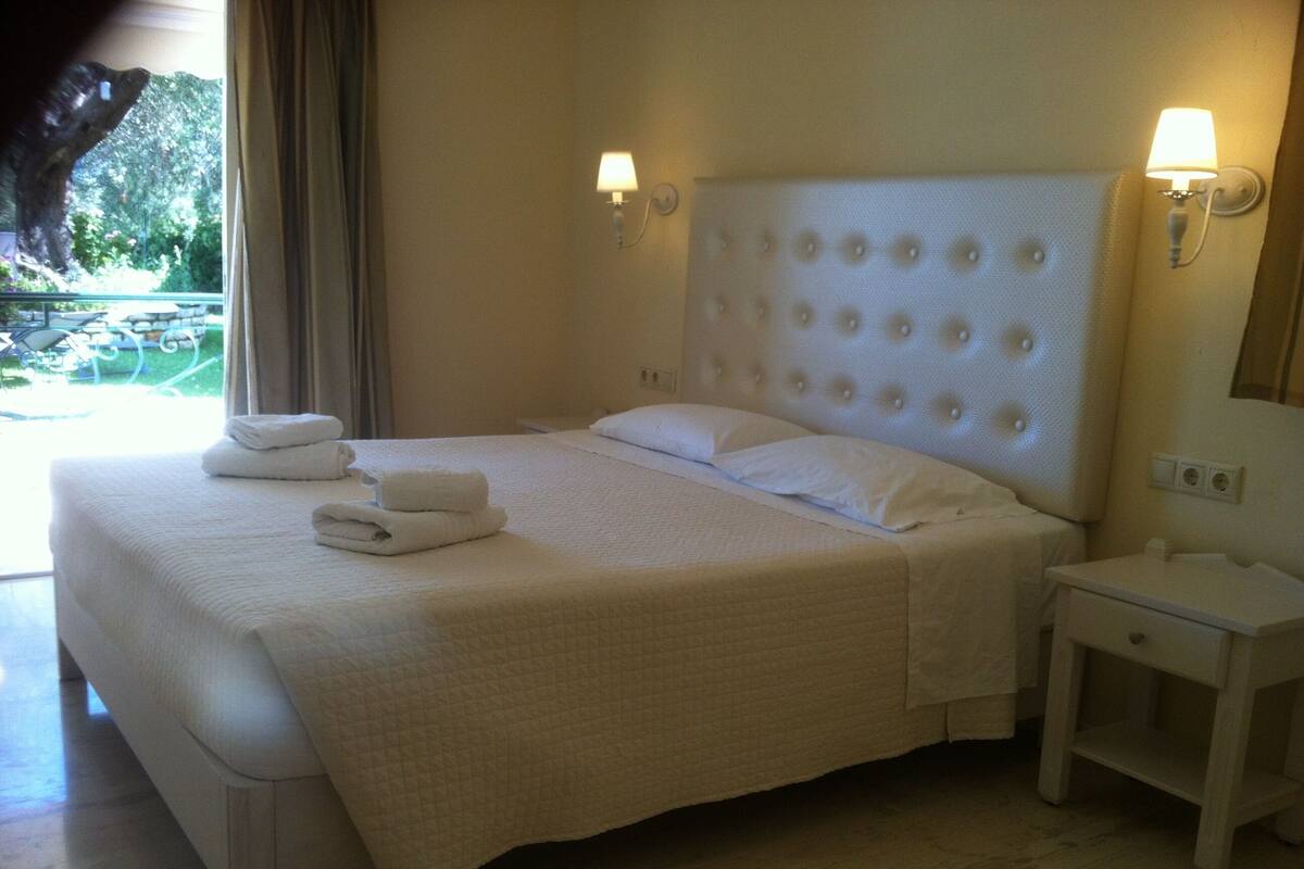 Estudio, planta baja | Caja de seguridad en la habitación y tabla de planchar con plancha