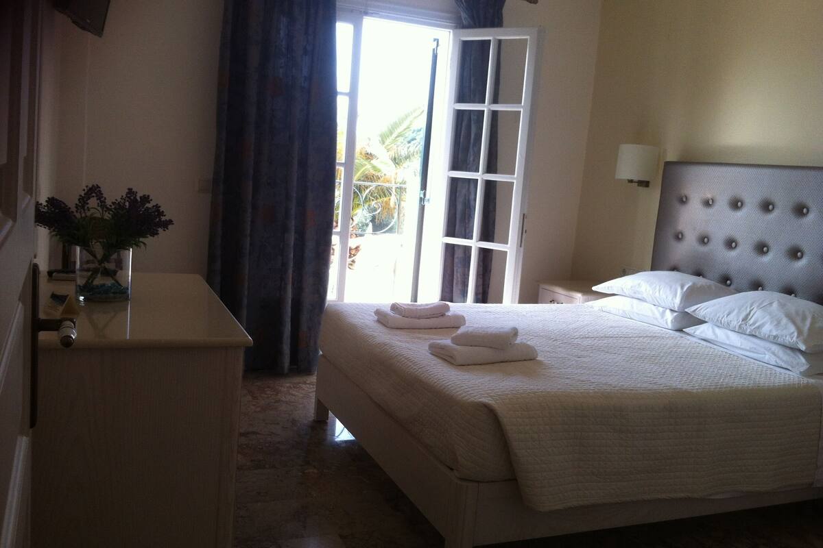 Departamento | Caja de seguridad en la habitación y tabla de planchar con plancha