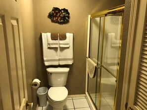 Romantisch appartement, 1 kingsize bed, bubbelbad (No Stairs) | Badkamer | Een aparte badkuip en douche, een bubbelbad, handdoeken
