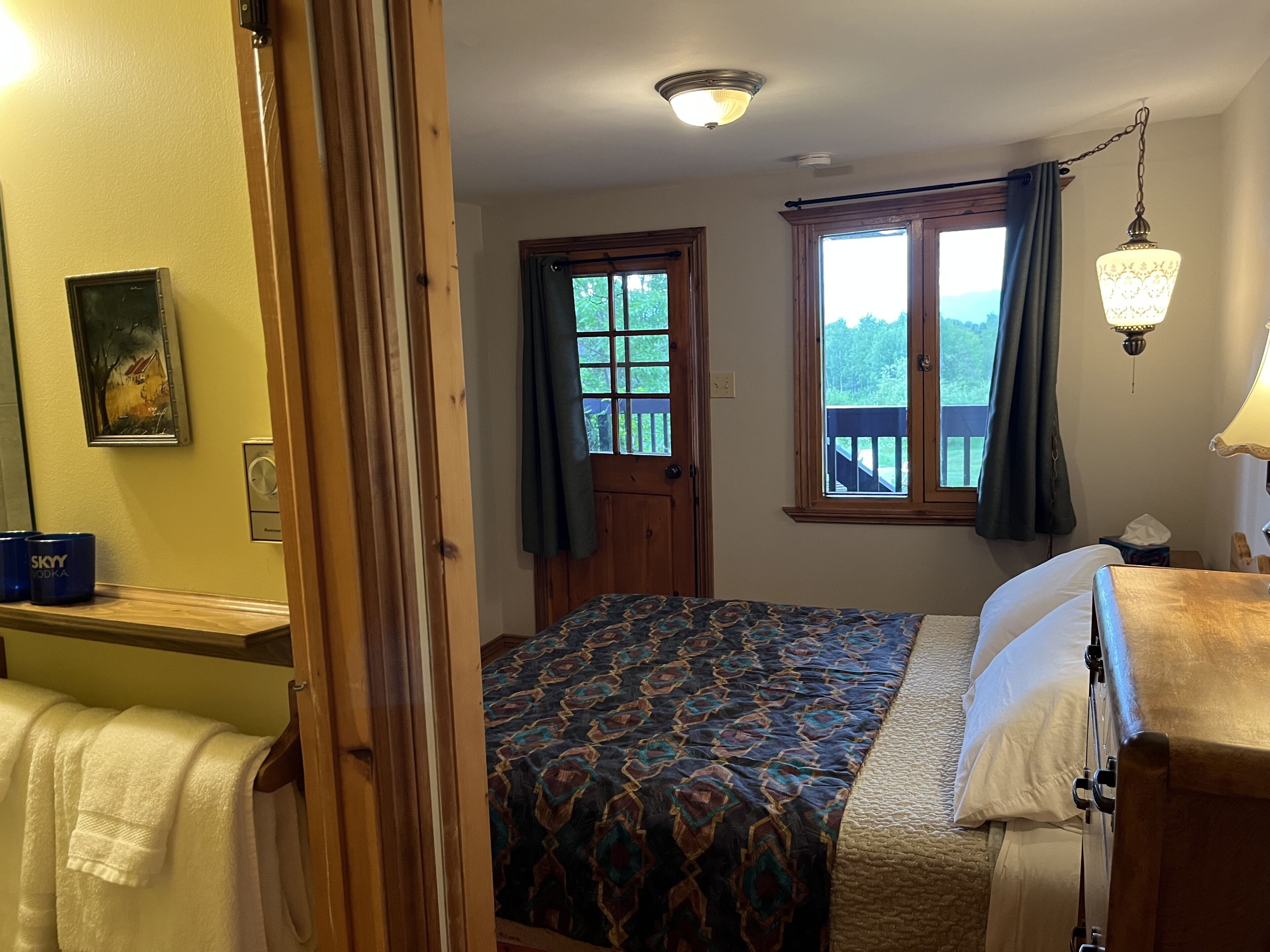 Chambre, 1 grand lit, salle de bains privée, vue montagne | Décoration personnalisée, ameublement personnalisé, bureau