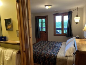 ルーム クイーンベッド 1 台 専用バスルーム マウンテンビュー | 客室ごとに異なる装飾、客室ごとに異なるインテリア、デスク、遮光カーテン