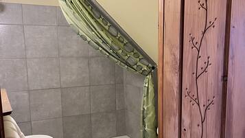 Double Room, 1 Double Bed, Private Bathroom, Mountain View | Bathroom | Combined shower/tub, towels