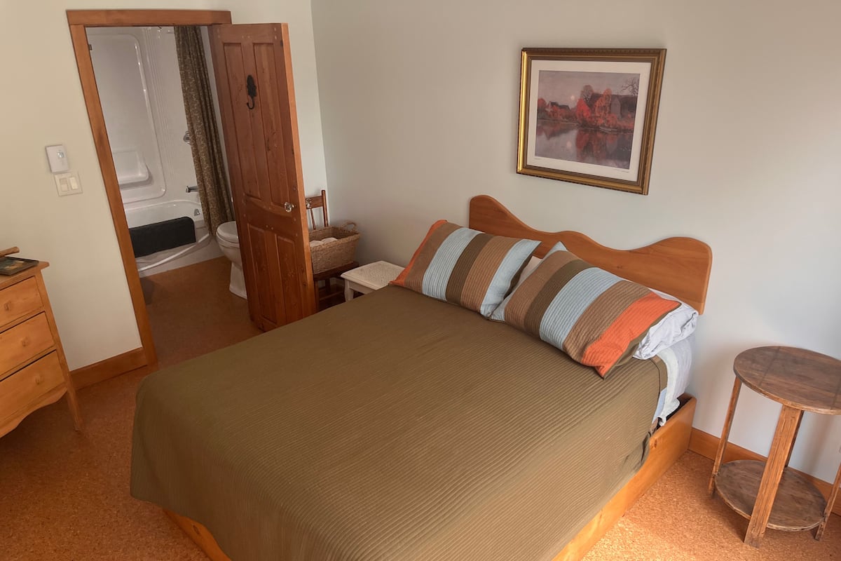 Double Room, 1 Double Bed, Private Bathroom, Mountain View | Individually decorated, individually furnished, desk, blackout drapes
